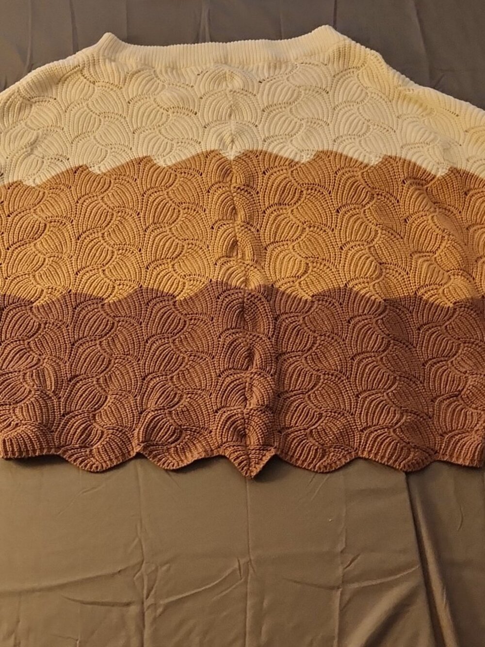 Women’s Plus 1X Cream Tan Brown Colorblock Knit Scallop Hem Sweater